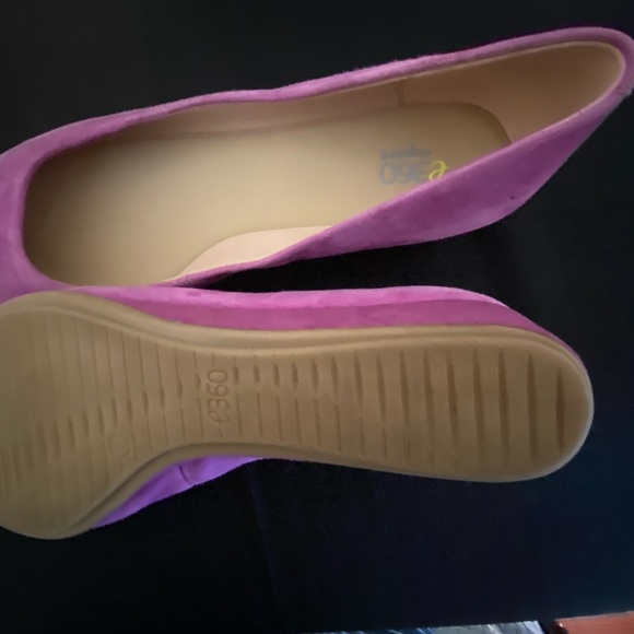 Easy Spirit 9M suede 1 1/2” heel shoe in bright pink - Picture 4 of 6